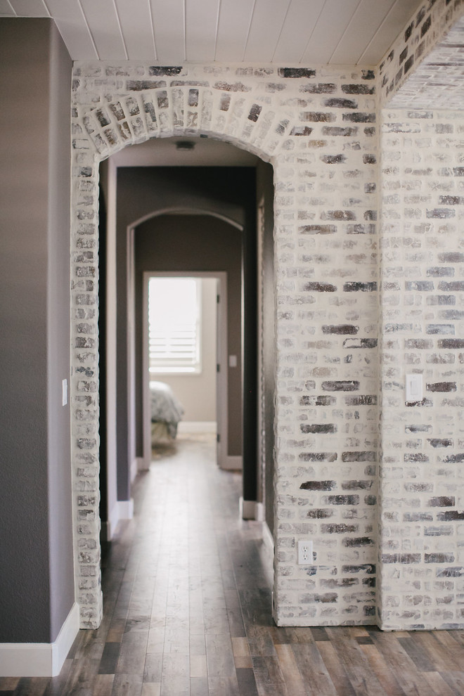 На фото: коридор среднего размера в современном стиле с серыми стенами, паркетным полом среднего тона и коричневым полом