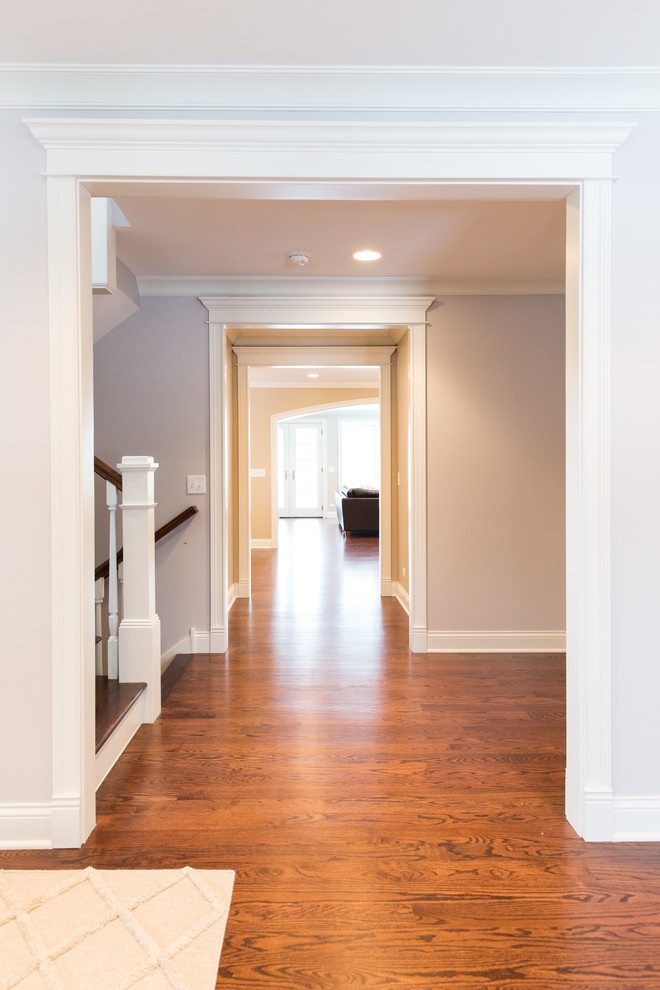 Пример оригинального дизайна: коридор среднего размера в классическом стиле с серыми стенами и паркетным полом среднего тона
