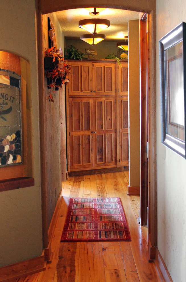 Immagine di un ingresso o corridoio stile rurale di medie dimensioni con pareti beige e parquet chiaro