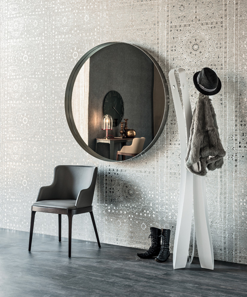 Inspiration pour un grand couloir minimaliste avec un mur beige, parquet foncé et un sol noir.