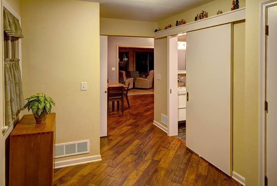 Ispirazione per un piccolo ingresso o corridoio classico con pareti gialle e pavimento in legno massello medio