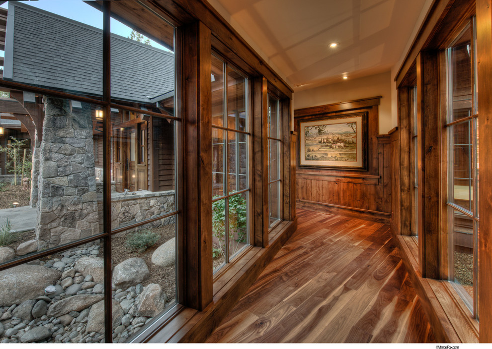 Imagen de recibidores y pasillos clásicos de tamaño medio con paredes beige y suelo de madera en tonos medios
