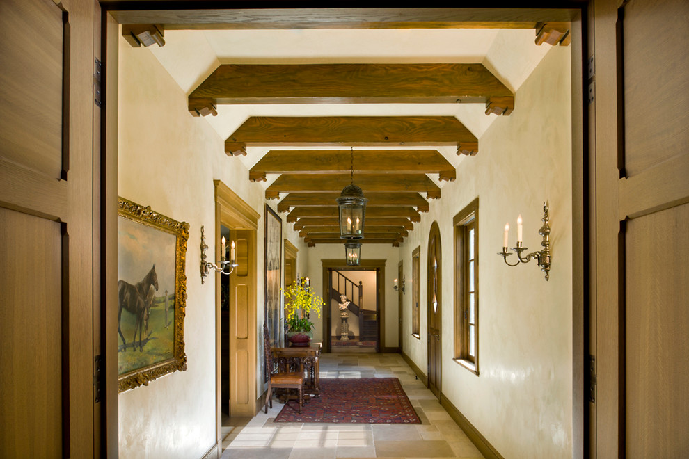 Ejemplo de recibidores y pasillos tradicionales con paredes beige y iluminación