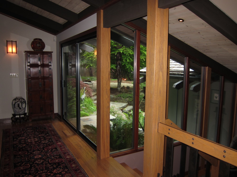 Modelo de recibidores y pasillos de estilo zen con paredes blancas y suelo de madera clara