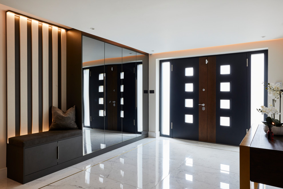 Идея дизайна: большой коридор в современном стиле с мраморным полом и серым полом