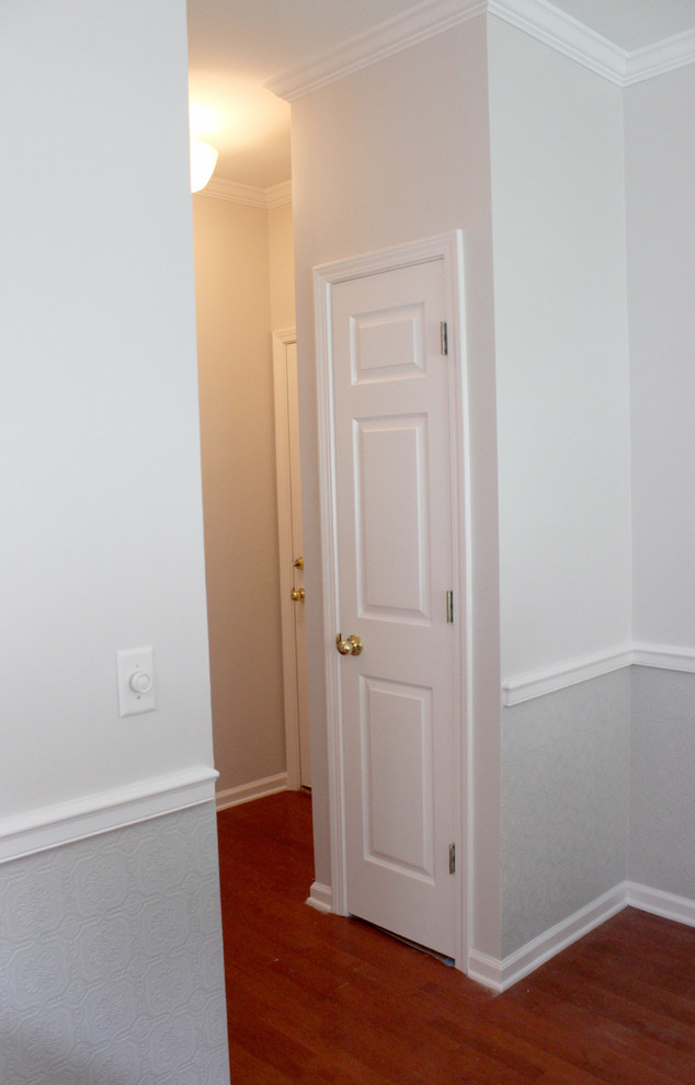 Свежая идея для дизайна: коридор среднего размера в классическом стиле с серыми стенами, паркетным полом среднего тона и бежевым полом - отличное фото интерьера