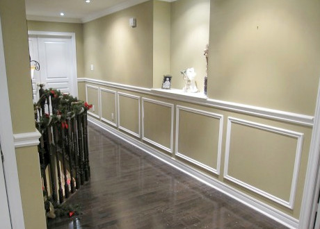 Ispirazione per un ingresso o corridoio minimal di medie dimensioni con pareti beige e pavimento in legno massello medio