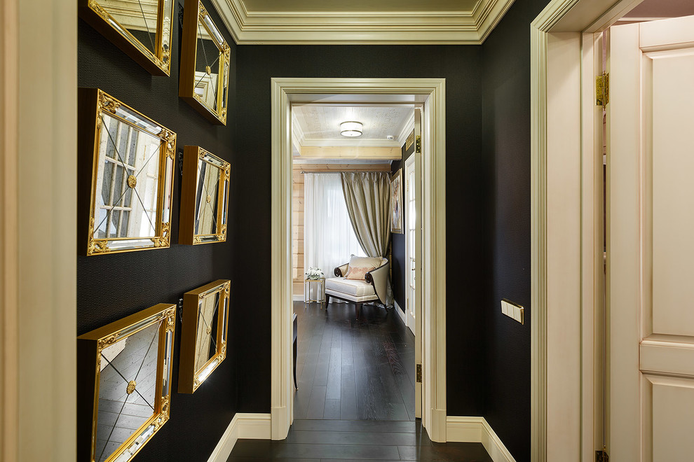 Свежая идея для дизайна: коридор в стиле неоклассика (современная классика) с черными стенами - отличное фото интерьера