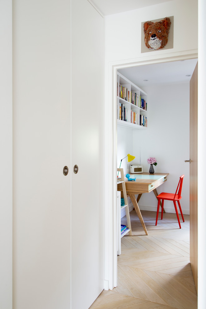 Inspiration pour un petit couloir bohème avec un mur blanc, parquet clair et un sol beige.