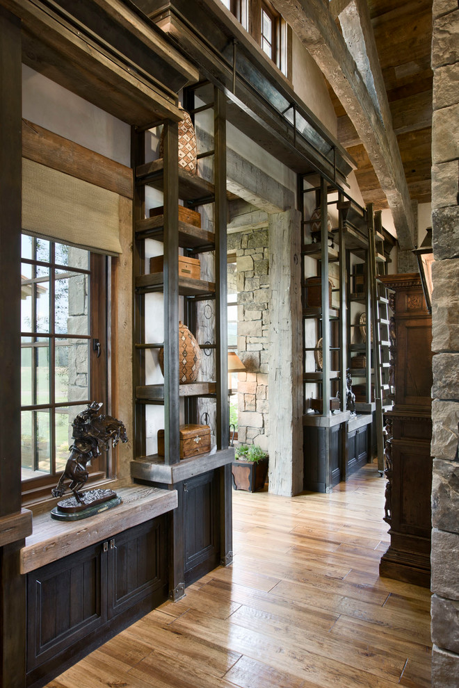 Ejemplo de recibidores y pasillos rústicos con suelo de madera en tonos medios