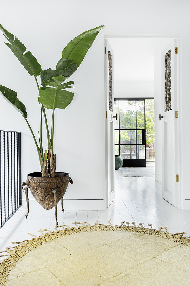 Свежая идея для дизайна: коридор среднего размера в скандинавском стиле с белыми стенами и деревянным полом - отличное фото интерьера