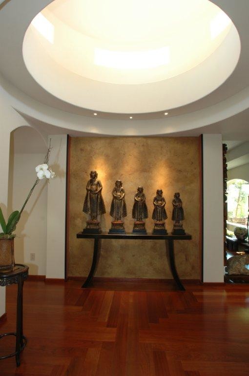 Idée de décoration pour un grand couloir asiatique avec un mur blanc, parquet foncé et un sol marron.