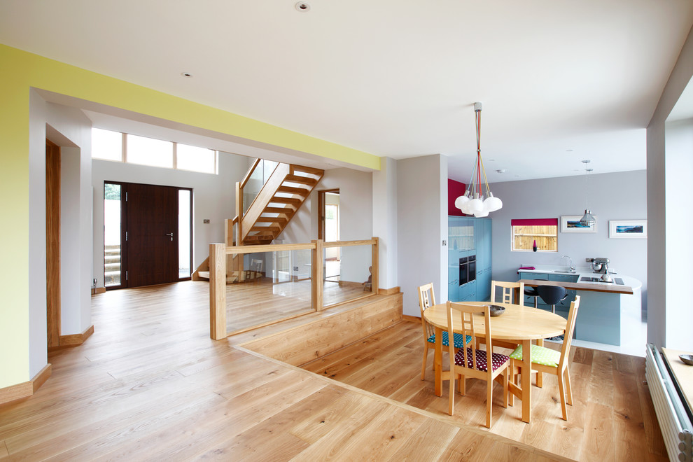 Großer Moderner Flur mit grauer Wandfarbe und hellem Holzboden in Sussex