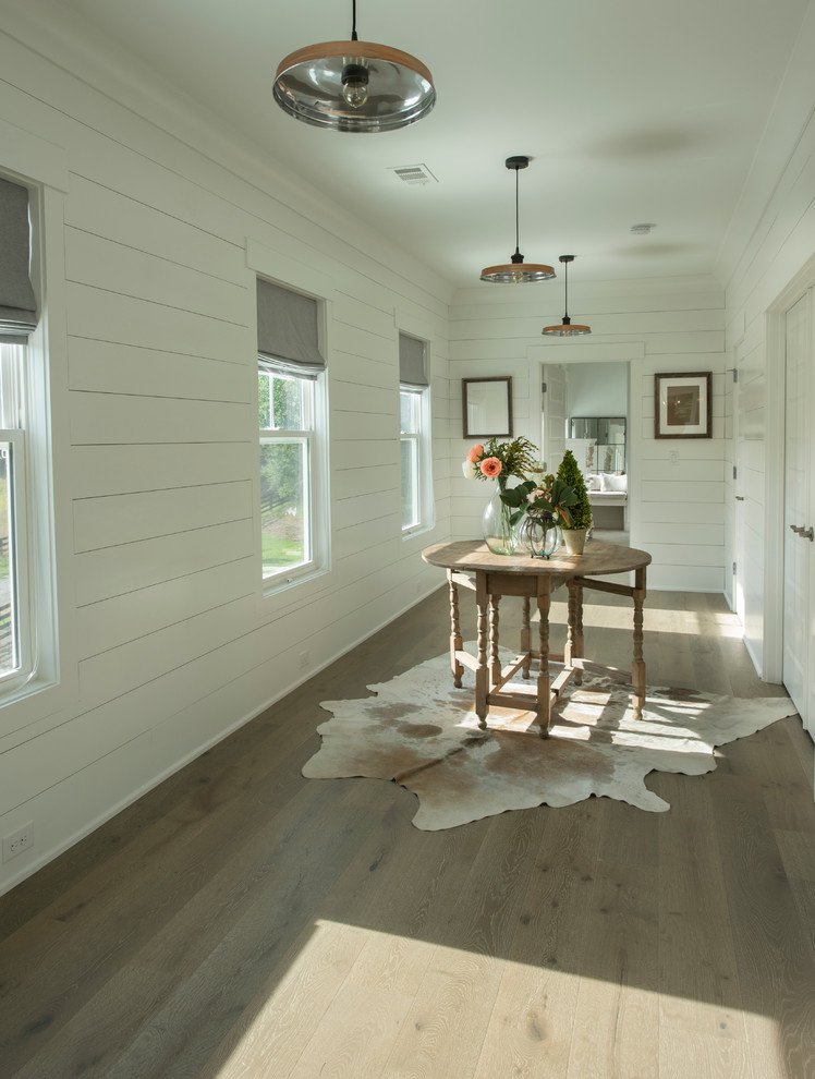 Foto de recibidores y pasillos de estilo de casa de campo grandes con paredes blancas y suelo de madera clara
