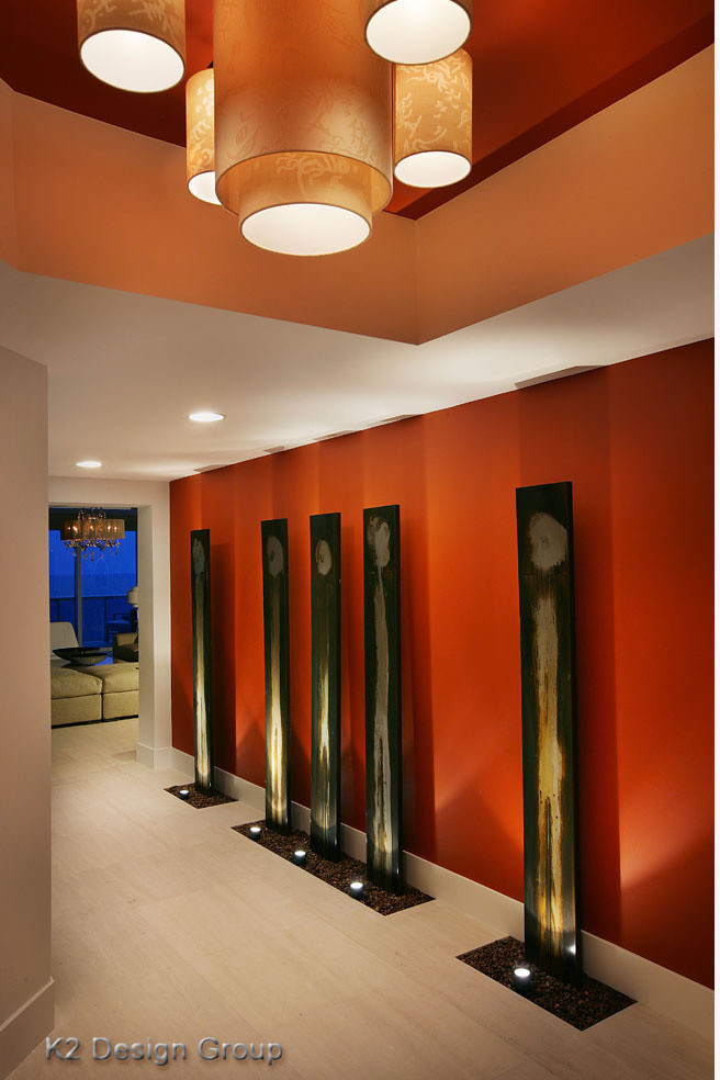 На фото: большой коридор в стиле модернизм с оранжевыми стенами
