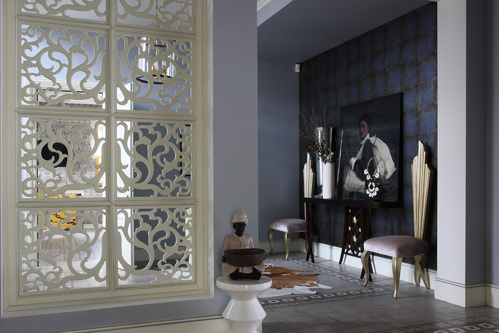 Источник вдохновения для домашнего уюта: коридор в стиле фьюжн с серыми стенами и серым полом