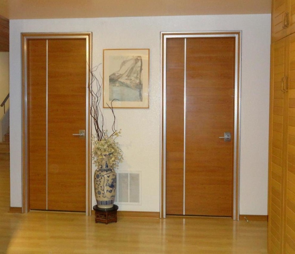 Источник вдохновения для домашнего уюта: коридор среднего размера в современном стиле с белыми стенами, полом из бамбука и бежевым полом