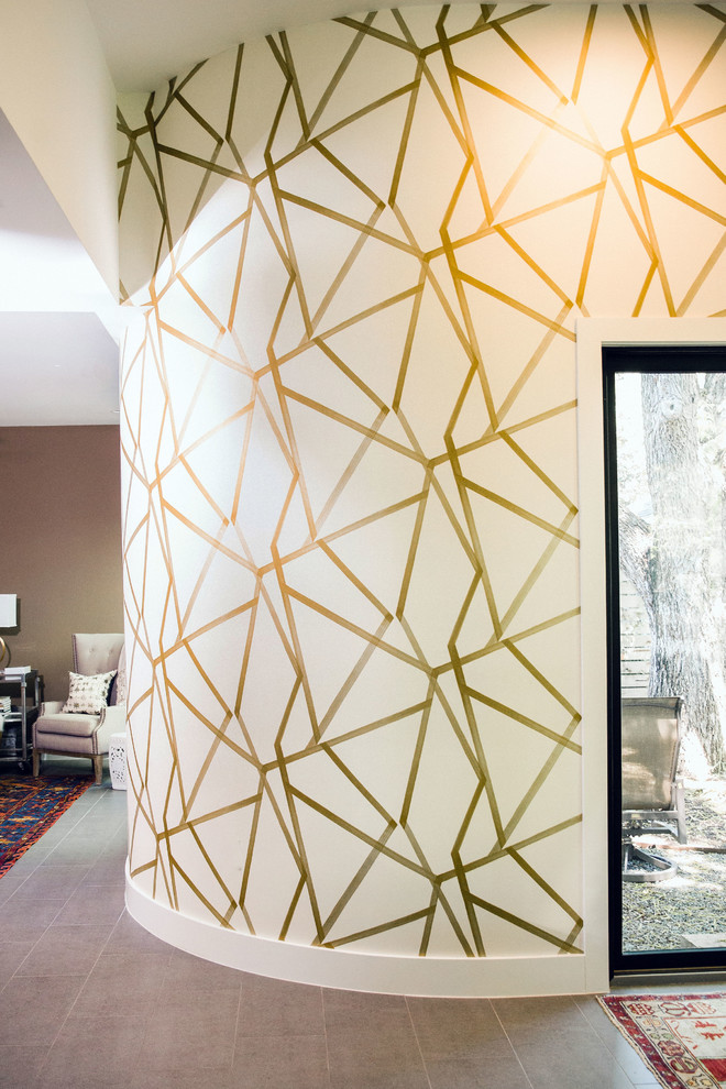 Mittelgroßer Moderner Flur mit bunten Wänden, Porzellan-Bodenfliesen und grauem Boden in Austin