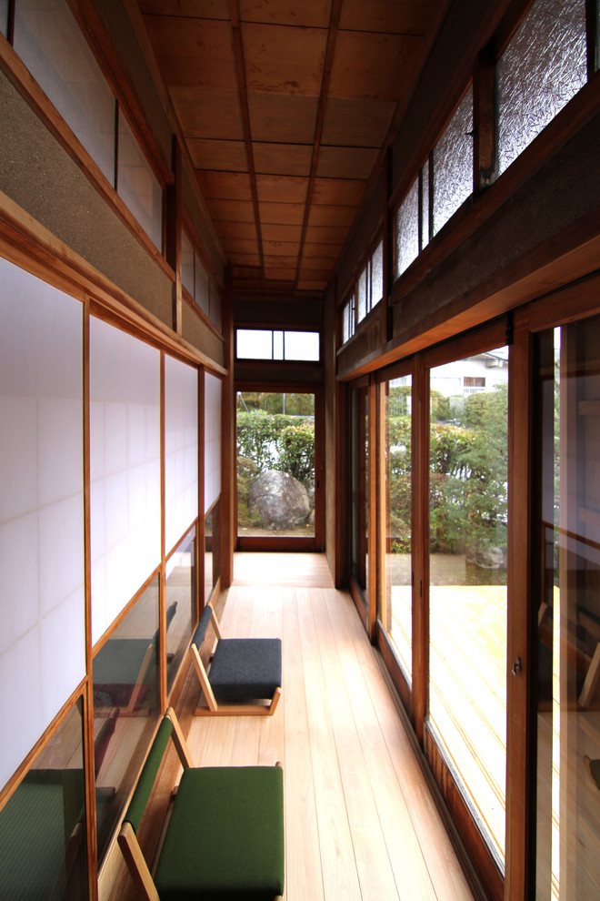 Asiatischer Flur mit hellem Holzboden in Kyoto