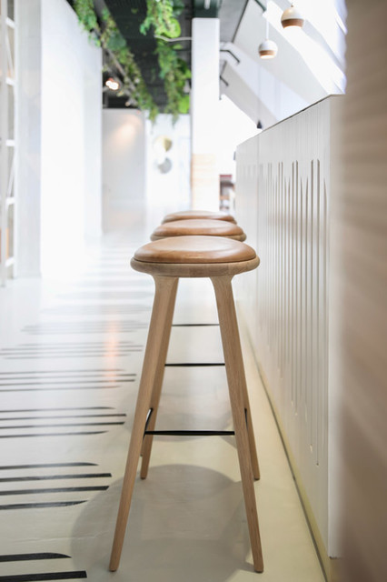 Design Barhocker HIGH STOOL mit Holz und Leder von Mater - Skandinavisch -  Hausbar - Sonstige - von HolzDesignPur | Houzz
