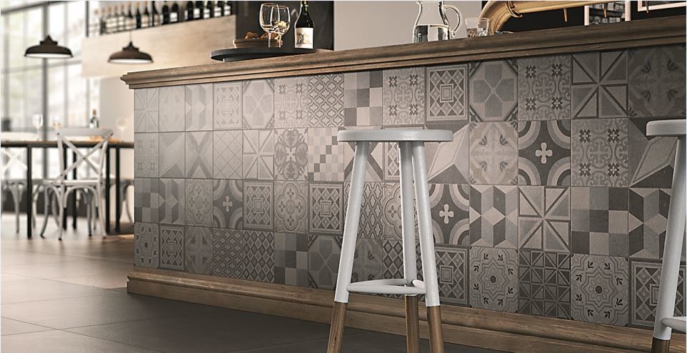 Aménagement d'un grand bar de salon linéaire méditerranéen avec des tabourets, des portes de placard grises, un plan de travail en bois, un sol en carrelage de céramique et un sol gris.