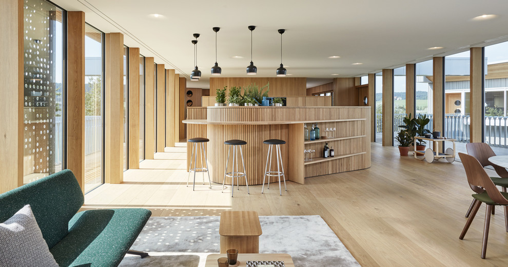 Nordische Hausbar mit Arbeitsplatte aus Holz, hellem Holzboden, offenen Schränken, braunen Schränken und Bartresen in Sonstige