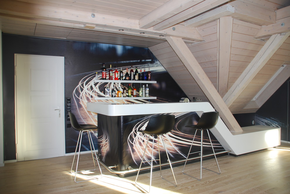 Modern inredning av en liten linjär hemmabar med stolar, med öppna hyllor, vita skåp, svart stänkskydd och ljust trägolv