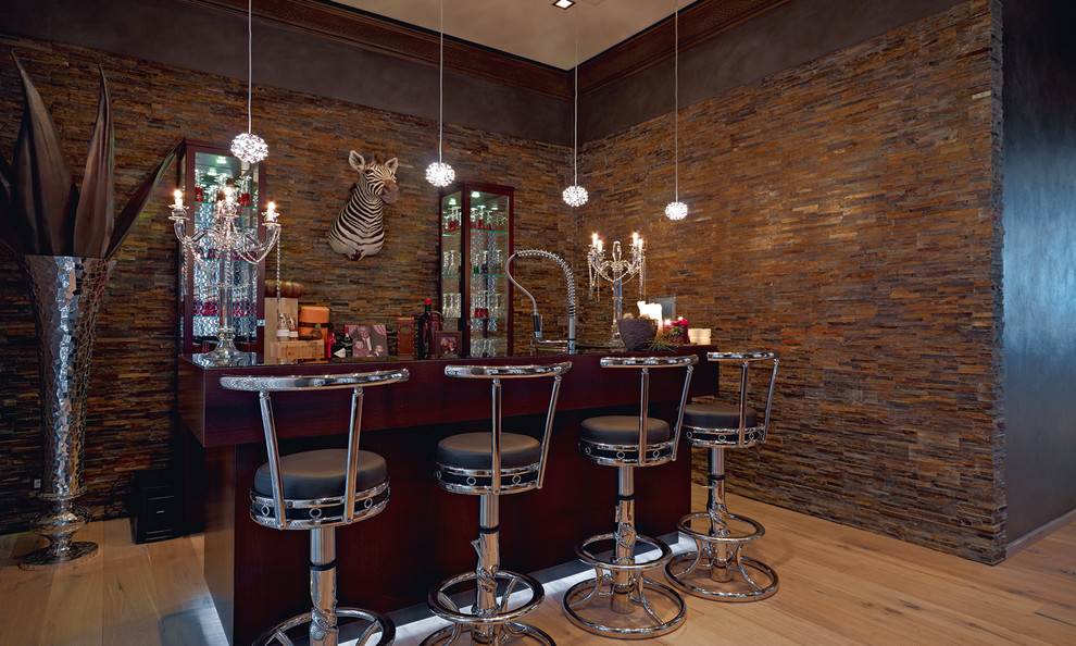 Cette photo montre un bar de salon avec évier linéaire éclectique de taille moyenne avec parquet clair.