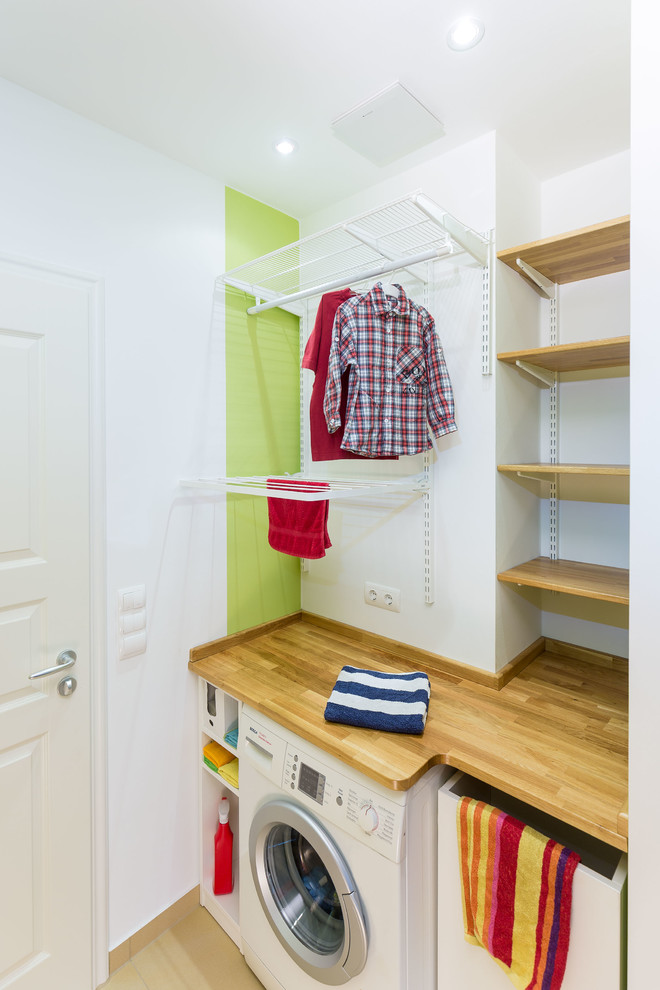 Inspiration för en mellanstor funkis tvättstuga enbart för tvätt, med träbänkskiva och gröna väggar