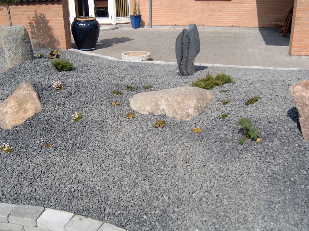 Foto di un giardino tradizionale davanti casa con graniglia di granito
