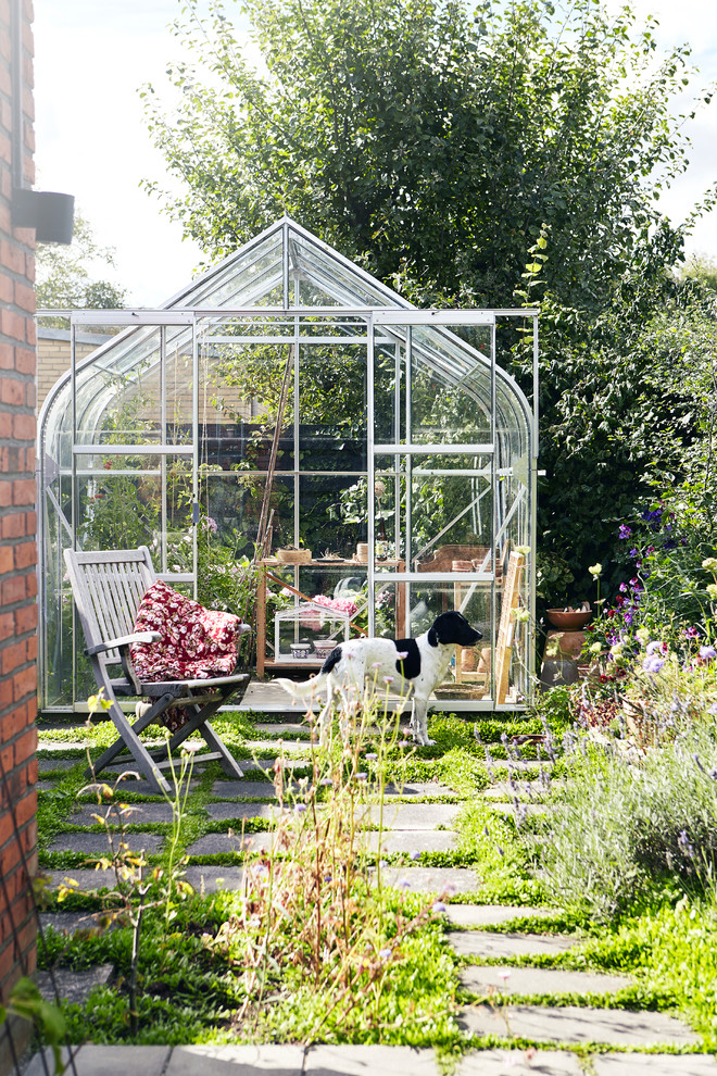 Geometrischer, Halbschattiger Landhausstil Garten hinter dem Haus in Aarhus