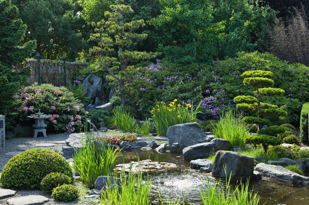 Diseño de jardín asiático grande con jardín francés