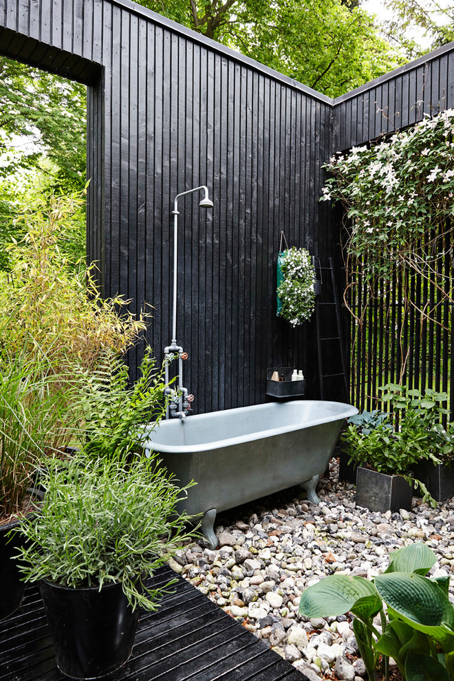 Cette photo montre un jardin en pots scandinave avec une terrasse en bois.