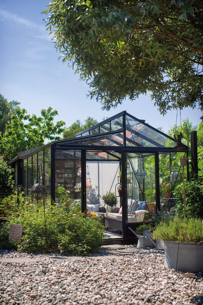 Стильный дизайн: участок и сад среднего размера в стиле модернизм - последний тренд