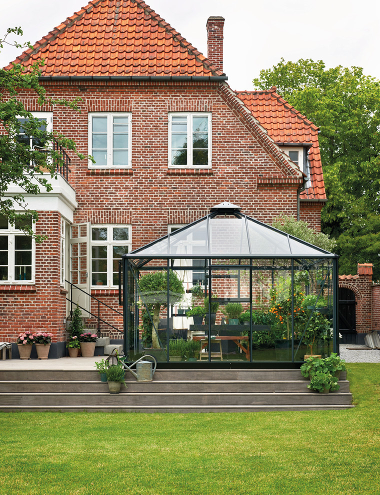 コペンハーゲンにある巨大なトラディショナルスタイルのおしゃれな庭の写真