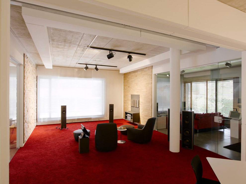 Exemple d'une petite salle de cinéma tendance fermée avec un mur blanc, moquette, un écran de projection et un sol rouge.