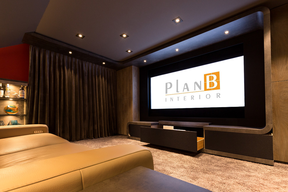 Réalisation d'une très grande salle de cinéma design fermée avec un mur marron, moquette, un écran de projection et un sol beige.