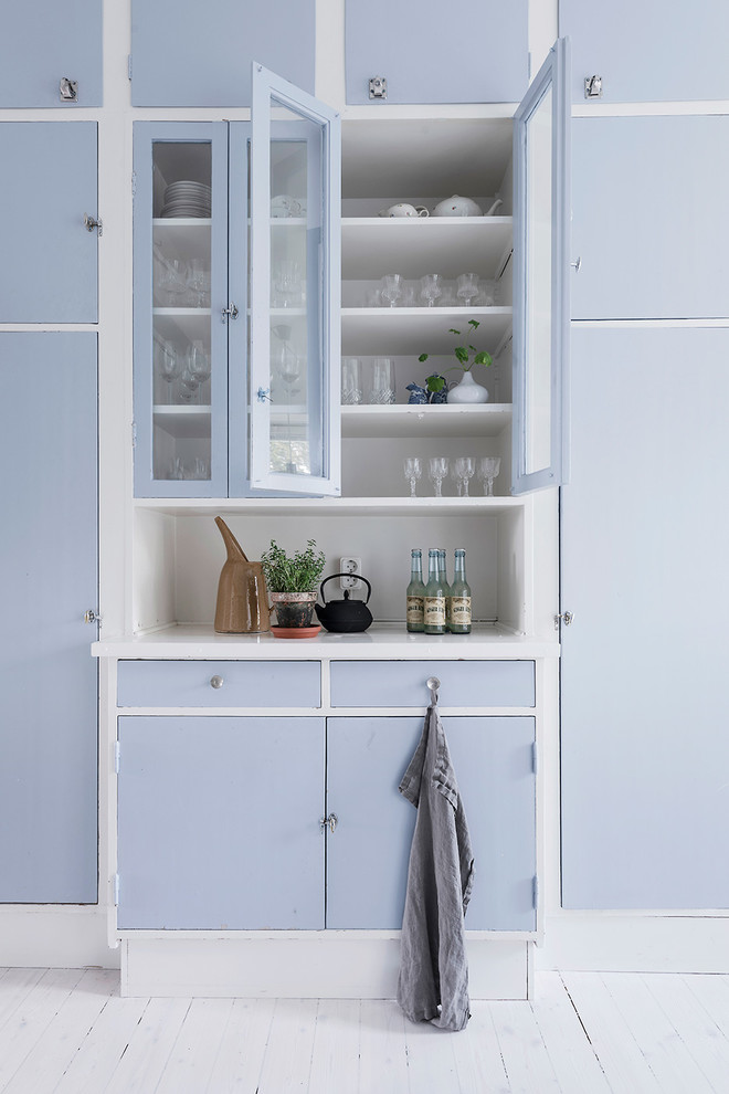 Idéer för en skandinavisk vita hemmabar, med släta luckor, blå skåp, vitt stänkskydd, målat trägolv och vitt golv