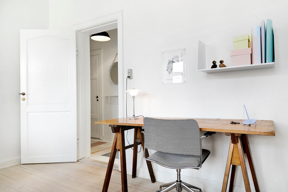 Свежая идея для дизайна: кабинет среднего размера в скандинавском стиле с белыми стенами, светлым паркетным полом, отдельно стоящим рабочим столом и бежевым полом - отличное фото интерьера