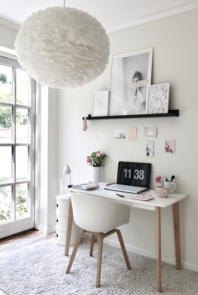 Modelo de despacho escandinavo con paredes blancas, escritorio independiente y suelo gris