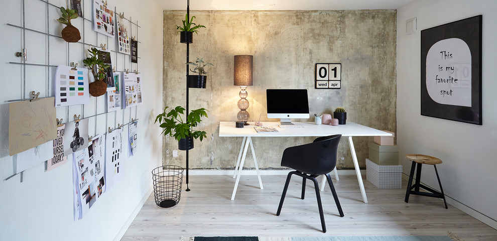 Mittelgroßes Skandinavisches Arbeitszimmer ohne Kamin mit weißer Wandfarbe, braunem Holzboden und freistehendem Schreibtisch in Esbjerg