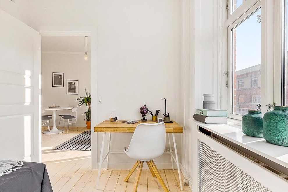 Источник вдохновения для домашнего уюта: кабинет в скандинавском стиле с белыми стенами и светлым паркетным полом