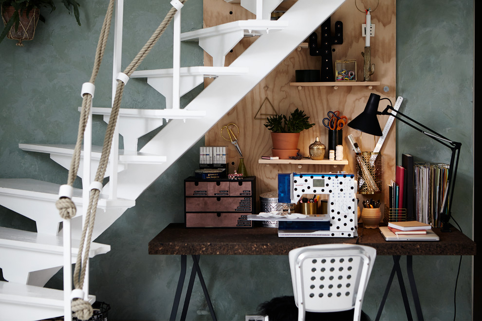 На фото: кабинет в скандинавском стиле с местом для рукоделия, серыми стенами и отдельно стоящим рабочим столом