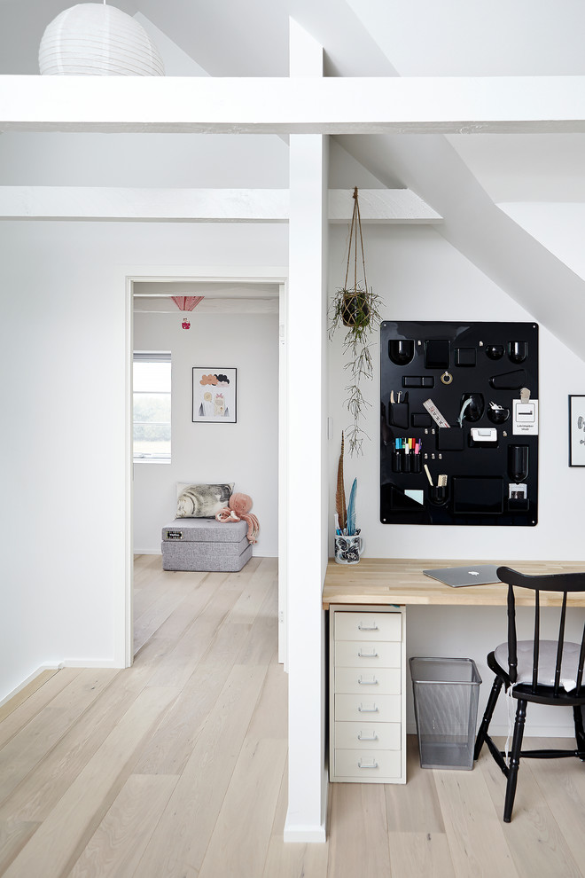 На фото: маленький кабинет в скандинавском стиле с местом для рукоделия, белыми стенами, светлым паркетным полом и отдельно стоящим рабочим столом для на участке и в саду с