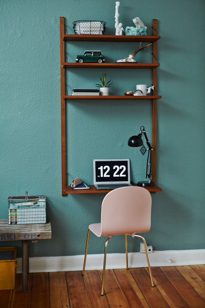 ウィルトシャーにある小さな北欧スタイルのおしゃれなホームオフィス・書斎 (緑の壁、濃色無垢フローリング、造り付け机) の写真