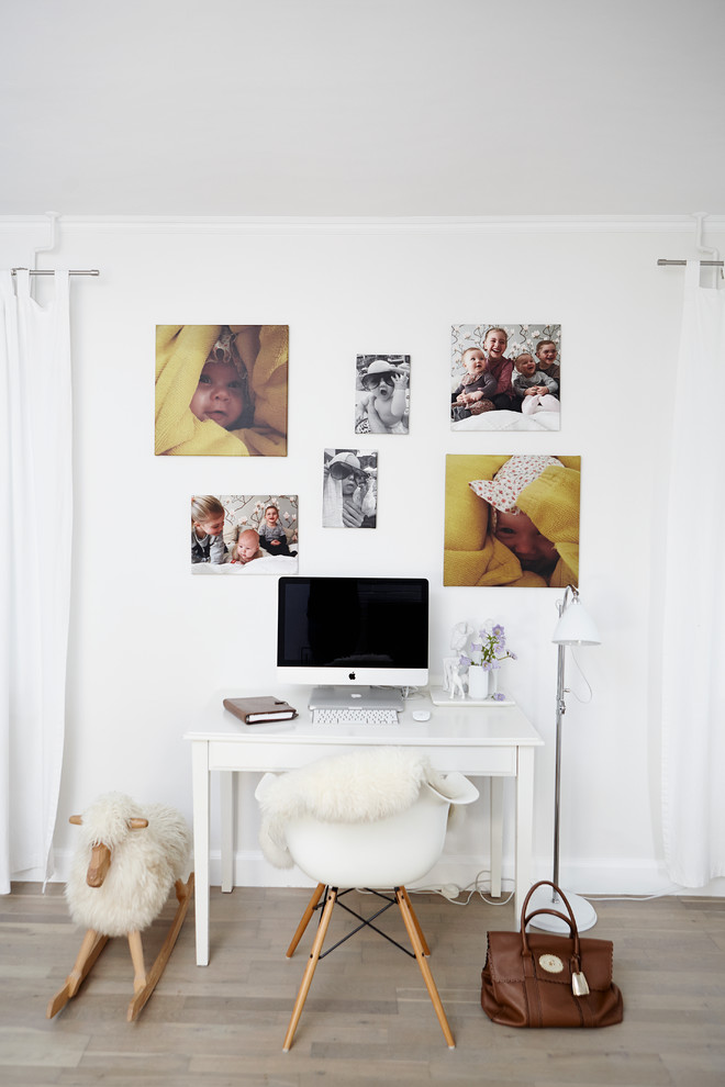 ウィルトシャーにある小さな北欧スタイルのおしゃれなホームオフィス・書斎 (白い壁、自立型机) の写真