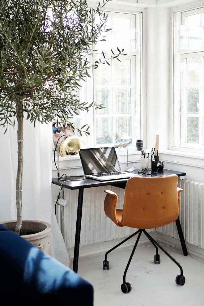 Inspiration för ett litet skandinaviskt hemmabibliotek, med vita väggar, målat trägolv och ett fristående skrivbord