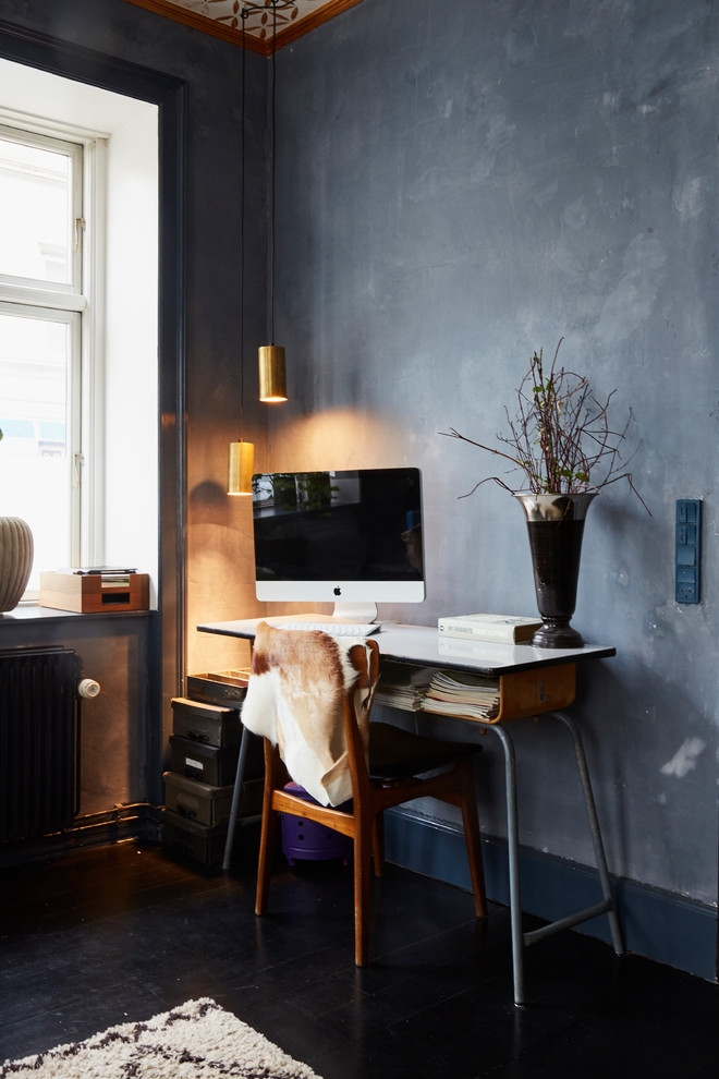 На фото: кабинет в стиле ретро с черными стенами, отдельно стоящим рабочим столом и черным полом с