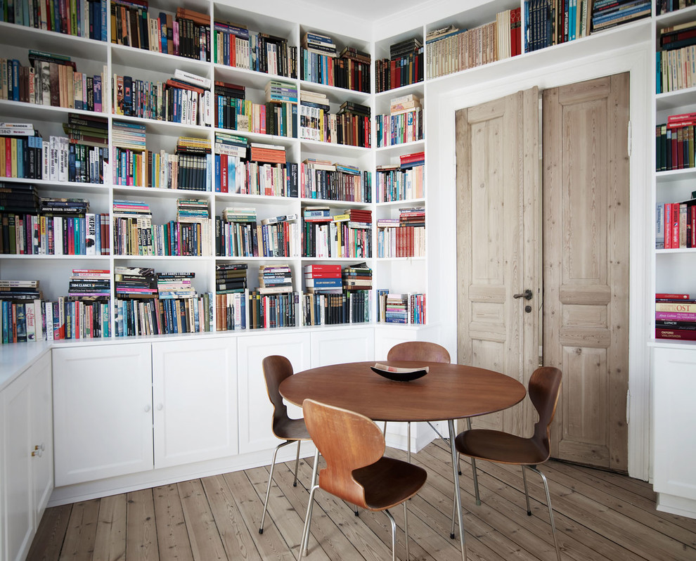 オーデンセにある中くらいな北欧スタイルのおしゃれなホームオフィス・書斎 (ライブラリー、無垢フローリング) の写真