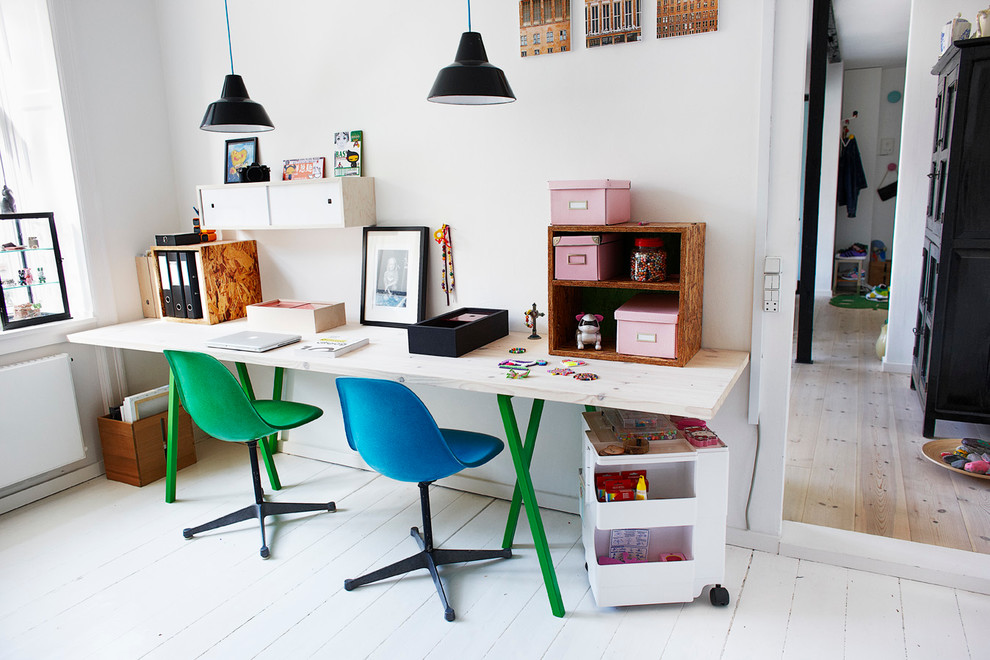 Inspiration för ett nordiskt arbetsrum, med vita väggar, målat trägolv och ett fristående skrivbord